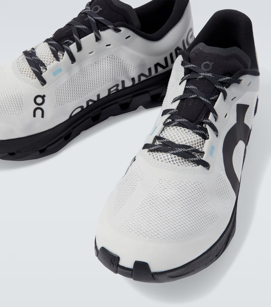 Chaussure On Running Cloudultra Blanc Noir Swiss Engineering