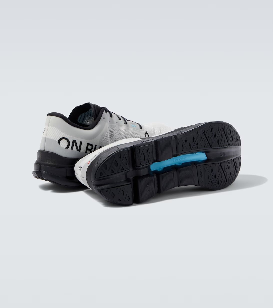 Chaussure On Running Cloudultra Blanc Noir Swiss Engineering