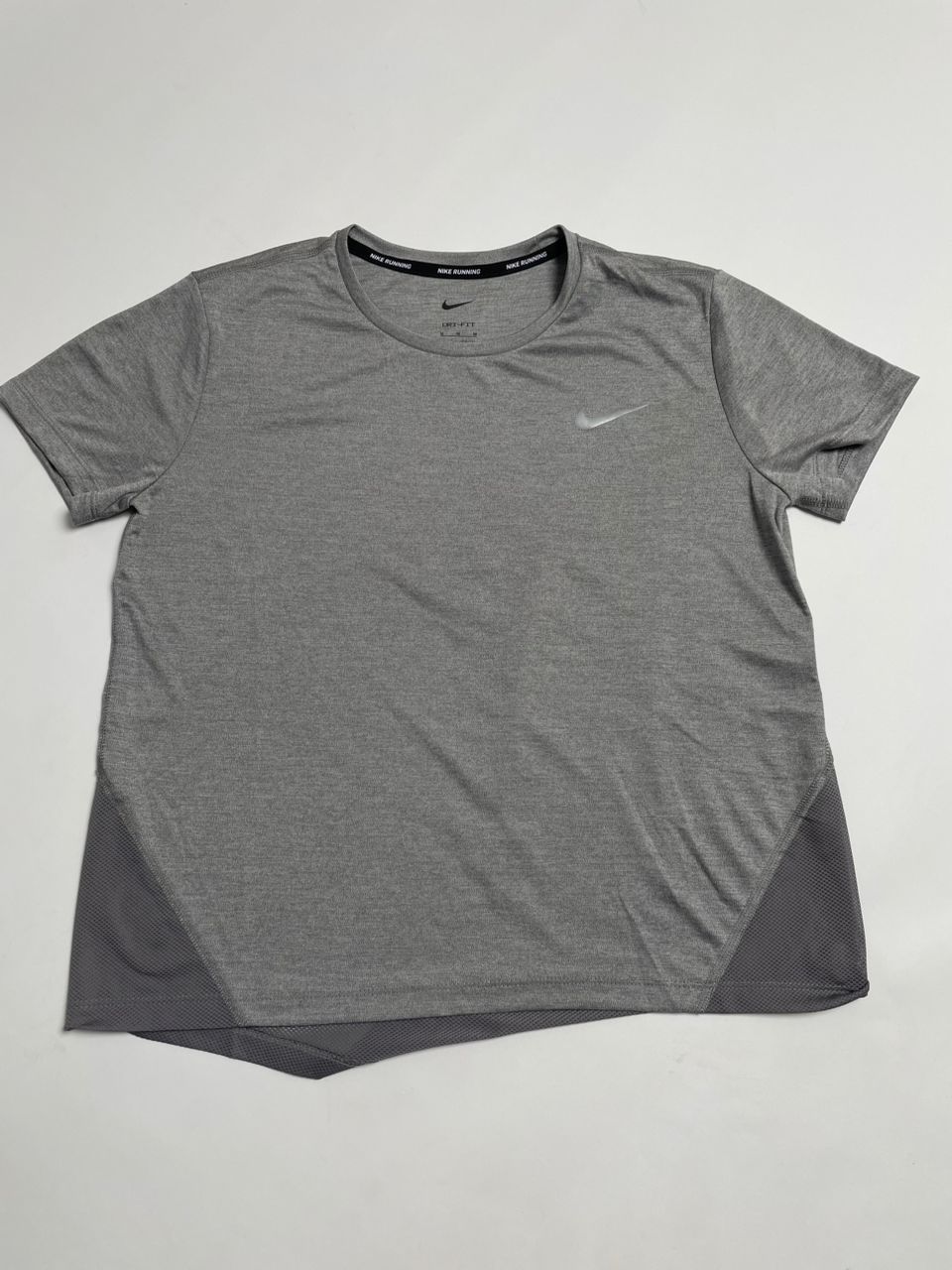 T-shirt de Sport Nike Gris avec Panneaux Mesh - Femme