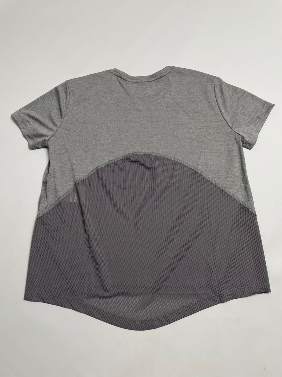 T-shirt de Sport Nike Gris avec Panneaux Mesh - Femme