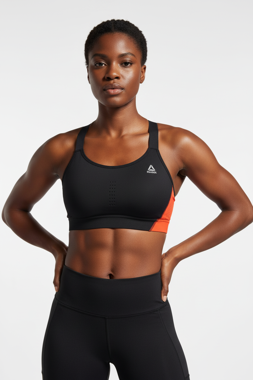 Femme athlétique portant brassière Reebok