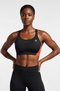 Femme athlétique portant brassière Reebok