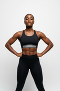 Femme athlétique portant brassière Savage X Fenty