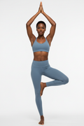 Femme athlétique portant legging Lululemon Align bleu-gris