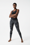Femme athlétique portant legging Nike camouflage gris