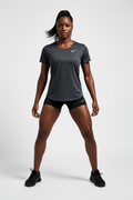 Femme athlétique portant t-shirt Nike Running noir