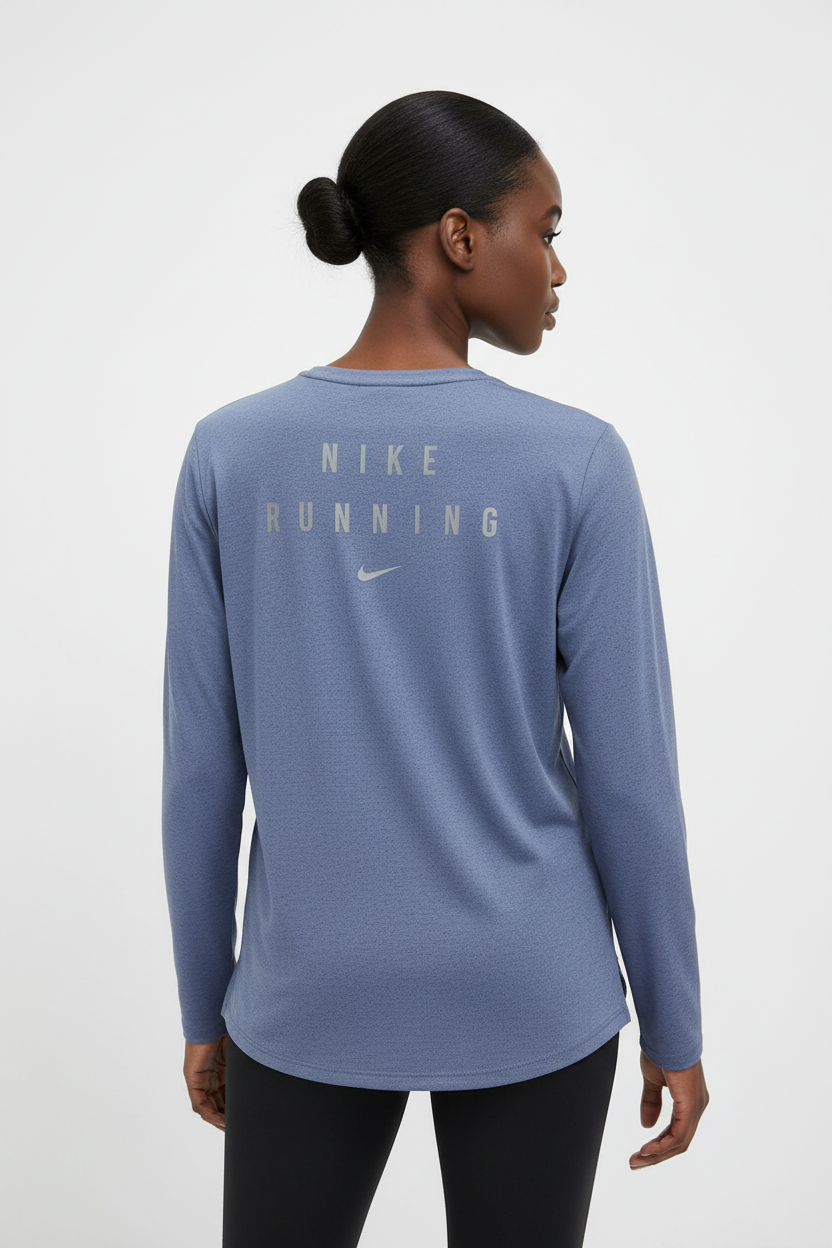 Mannequin femme portant le t-shirt Nike running - vue de dos