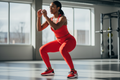 Femme africaine portant le legging Nike rouge avec poches pendant une séance de sport
