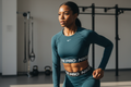 Femme africaine portant le top Nike Pro pendant une séance de sport