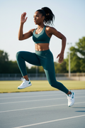 Femme africaine en entraînement portant le legging Nike vert forêt