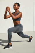 Femme africaine en entraînement portant le legging Nike gris