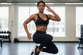 Femme africaine portant la brassière noire Savage & Fierce pendant une séance de sport