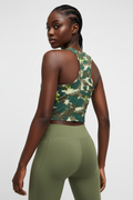 Mannequin femme portant le crop top Nike camouflage vert - vue de dos