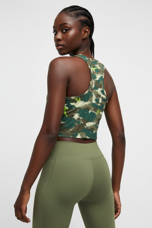 Mannequin femme portant le crop top Nike camouflage vert - vue de dos