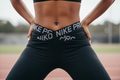Femme africaine portant un legging Nike Pro noir avec ceinture croisée