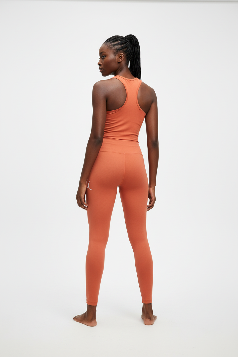 Mannequin femme portant le legging Jordan orange corail - vue de dos