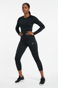 Mannequin africaine portant le legging Nike noir 7/8 - Vue de face
