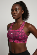 Mannequin portant la brassière Nike Pro rose géométrique - vue de face