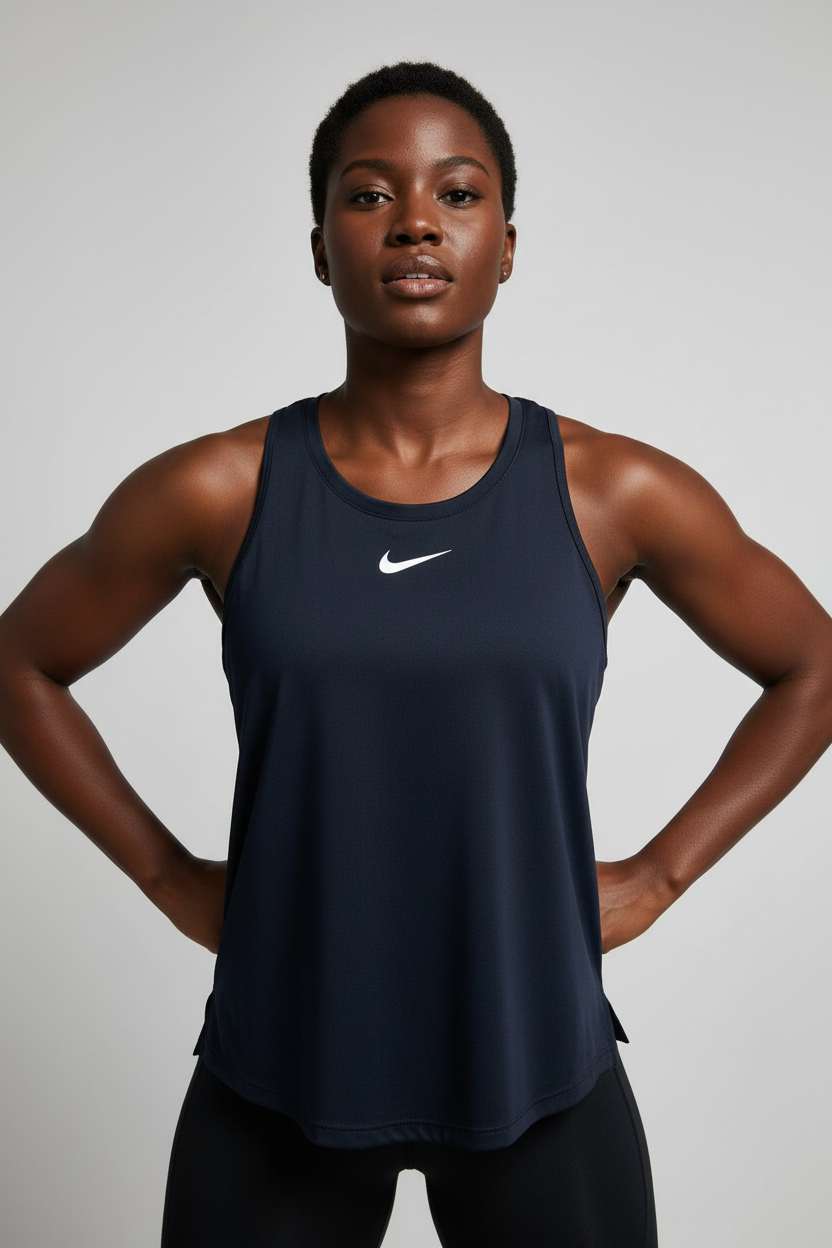 Mannequin femme portant le débardeur Nike bleu marine - vue de face