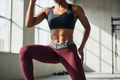 Femme africaine portant le legging Nike Pro bordeaux avec ceinture croisée pendant une séance de sport