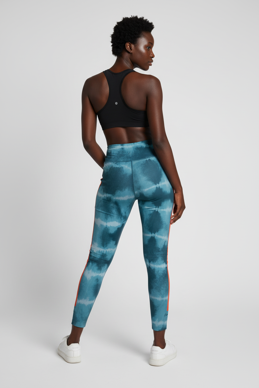 Mannequin femme portant le legging tie-dye bleu canard - vue de dos