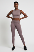 Mannequin femme portant le legging Nike taupe - vue de face