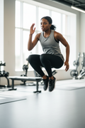 Femme africaine portant le débardeur de sport Nike gris chiné mesh lors d'un entraînement HIIT