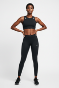 Mannequin africaine portant la brassière Nike Aeroswift noire - Vue de face