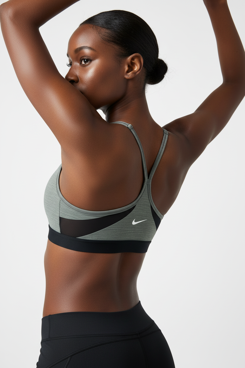 Mannequin portant la brassière Nike mesh grise - vue dynamique