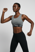 Mannequin portant la brassière Nike Pro grise - vue de face