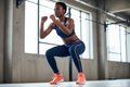 Femme africaine portant le legging Nike Pro pendant une séance de sport