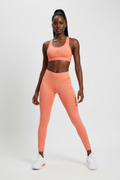 Mannequin femme portant le legging Jordan orange corail - vue de face
