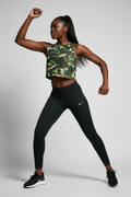 Mannequin portant le crop top Nike camouflage - vue de face