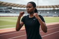 Femme africaine portant le t-shirt Nike noir pendant une séance de sport
