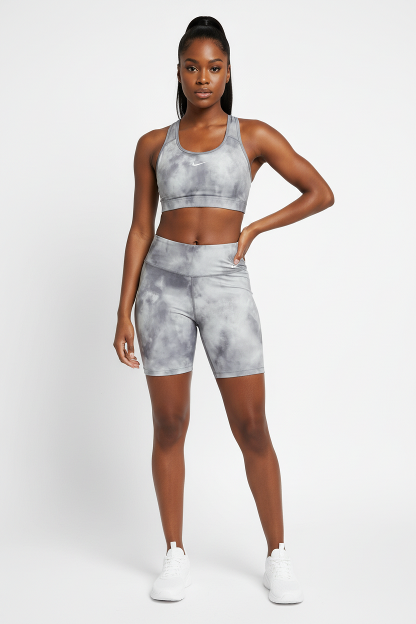 Mannequin africaine portant le short Nike tie-dye gris - Vue de face