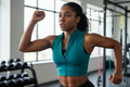 Femme africaine portant le débardeur Jordan turquoise cropped avec zip frontal pendant une séance de sport