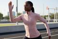 Femme africaine portant la veste Lululemon Align rose pendant une séance de sport