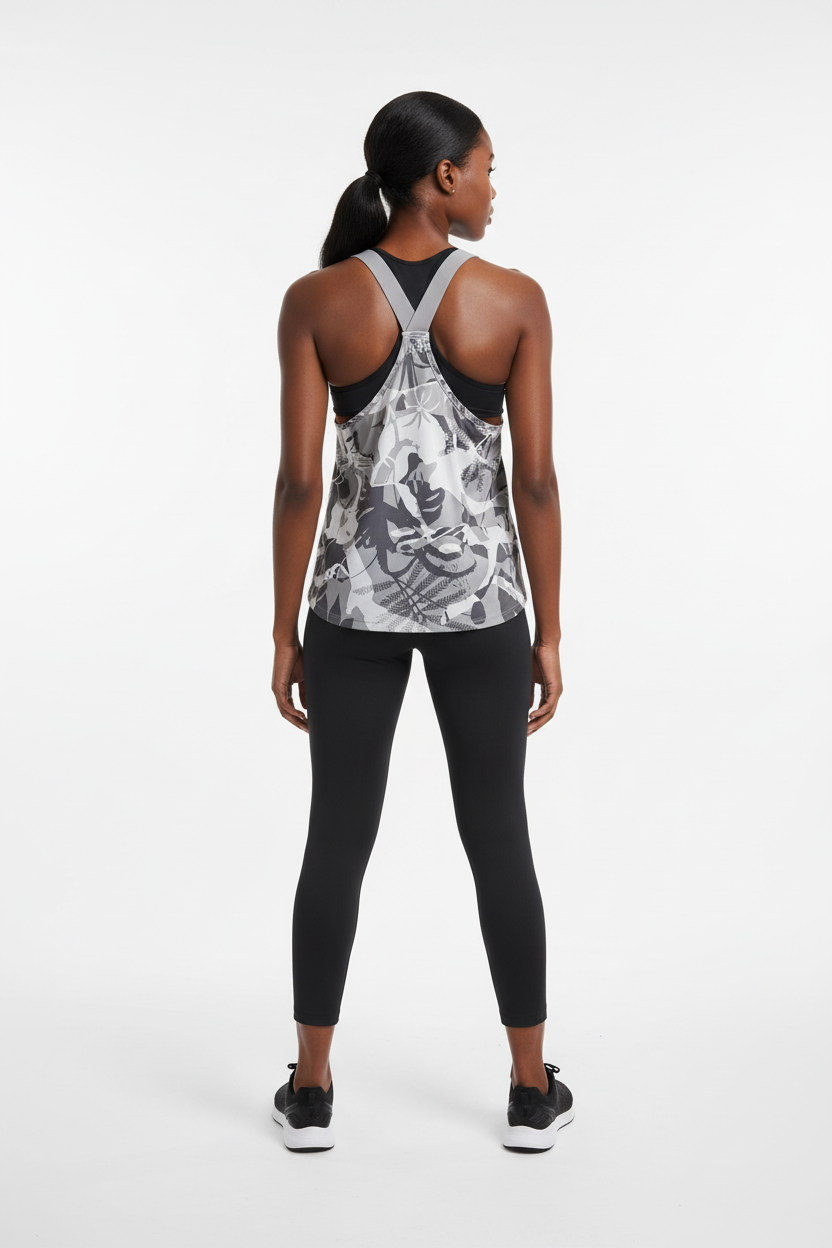 Mannequin africaine portant la brassière Nike Pro camouflage tropical gris - Vue de dos