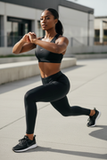 Femme africaine taille M en entraînement portant le legging Nike noir