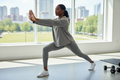 Femme africaine portant le hoodie Nike pendant une séance de sport