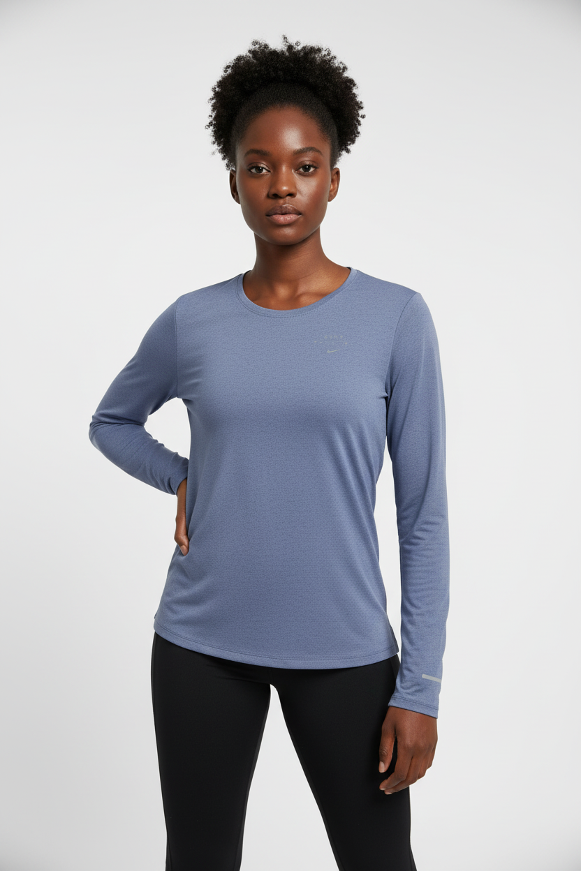 Mannequin femme portant le t-shirt Nike running bleu-gris - vue de face