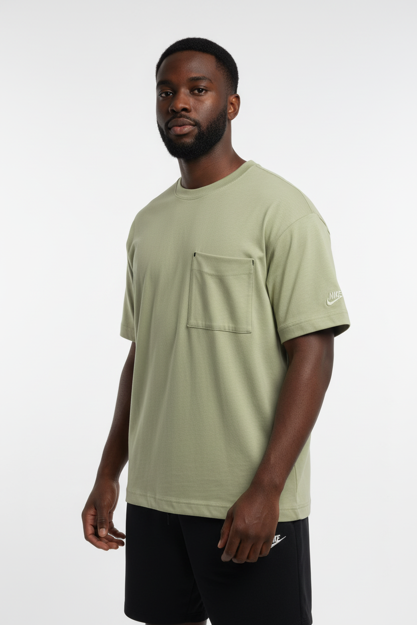 Mannequin portant le t-shirt Nike olive - vue trois-quarts