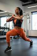 Femme africaine faisant du sport portant le legging 7/8 orange avec panneaux mesh