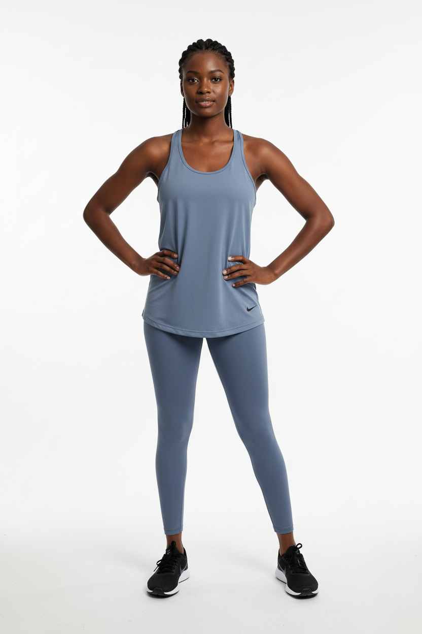 Mannequin femme portant le débardeur Nike bleu gris - vue de face