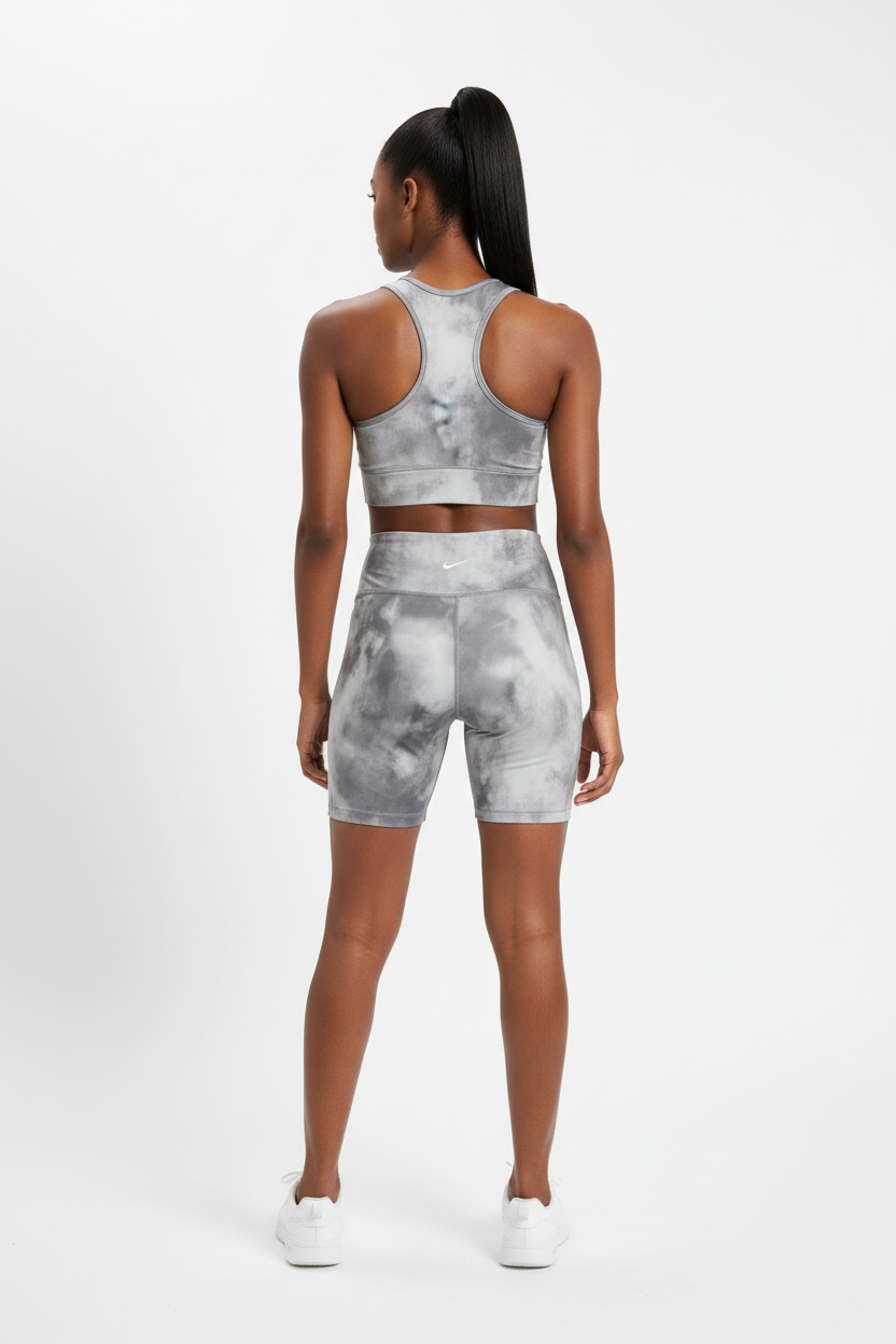 Mannequin africaine portant le short Nike tie-dye gris - Vue de dos