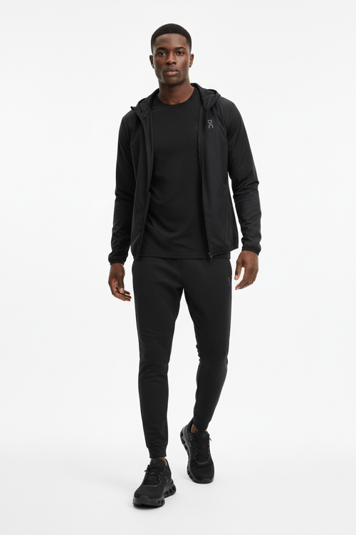 Mannequin africain portant les chaussures On Running noires
