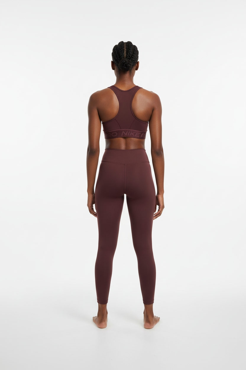 Mannequin africaine portant la brassière Nike Pro bordeaux - Vue de dos