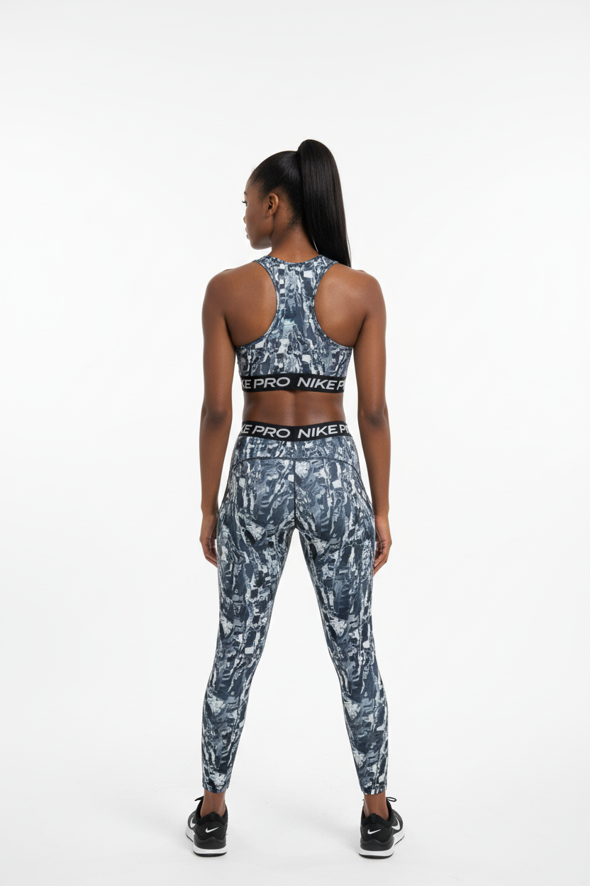 Mannequin africaine portant la brassière Nike Pro camouflage - Vue de dos