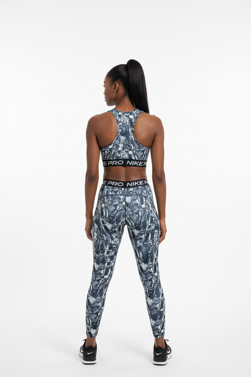 Mannequin africaine portant la brassière Nike Pro camouflage - Vue de dos