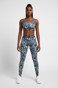 Mannequin africaine portant la brassière Nike Pro camouflage - Vue de face